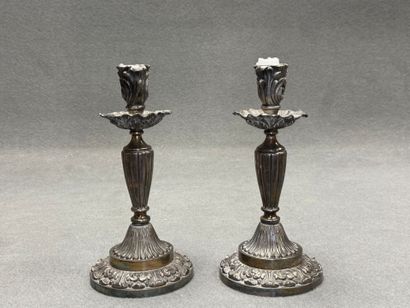 Ensemble de deux paires de bougeoirs en métal...
