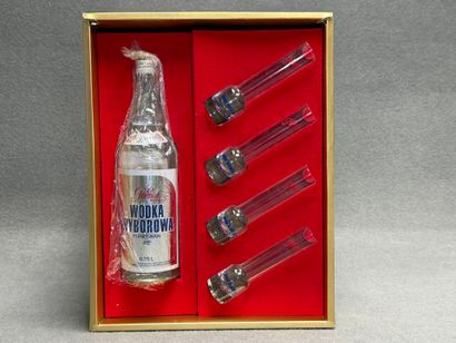 Coffret Vodka Wyborowa. 
Bouteille et 4 ...