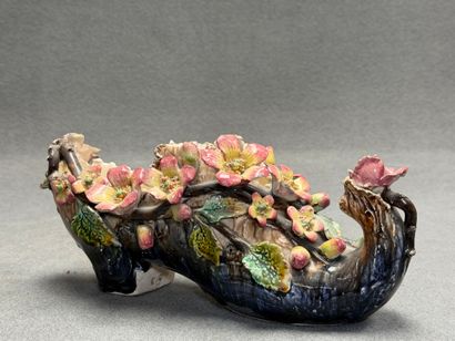 Soulier en barbotine. 
12 x 32 x 12 cm. 
Petits...