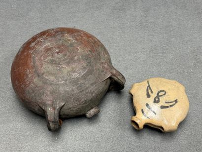 Deux gourdes en grès
H. :14 cm et 20 cm.