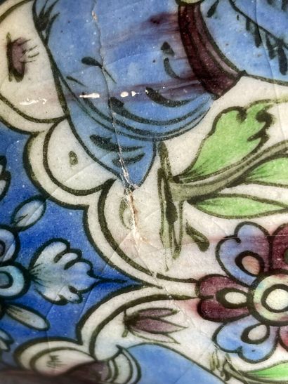 Vase en faïence émaillée.
Qadjar fin XIX°
H....