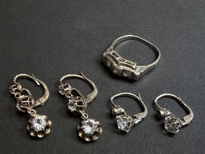 Bague et deux paires de boucles d'oreille...
