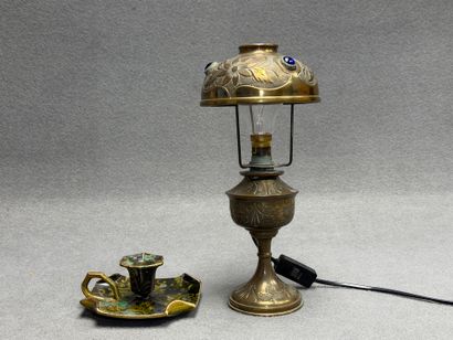 Lampe en cuivre repoussé à cabochons de verres...