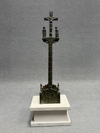 Deux crucifix en bois et bronze et crucifix...