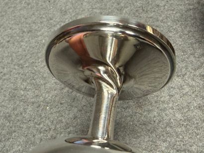 Coquetier et bouchon de flacon en argent....