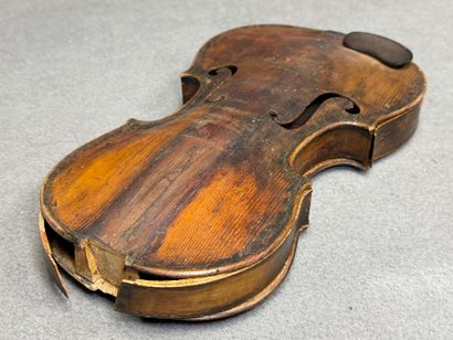 Violon XIX° accidenté en écrin accidenté...