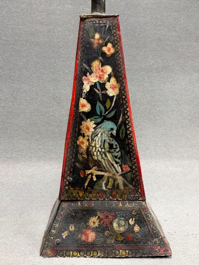 Sommet en tôle peinte à décor de fleurs et...