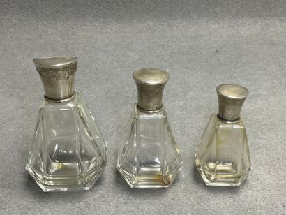 Trois flacons en verre, monture en argent....