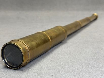 Paire de jumelles de théâtre en étui et longue...