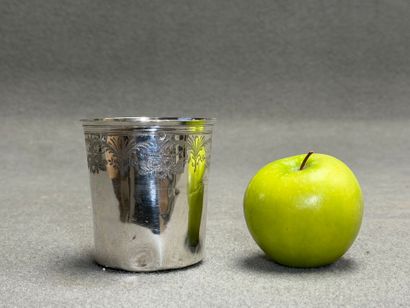 Timbale en argent. 
Poinçon XIX° 925°/00....