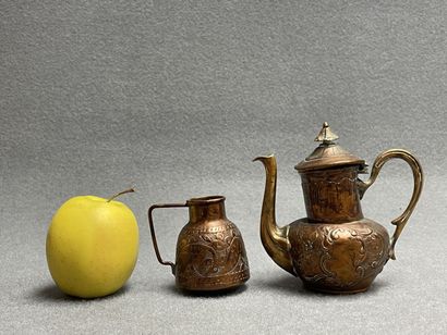 Théière et verseuse miniatures en cuivre....