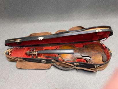 Violon XIX° accidenté en écrin accidenté...