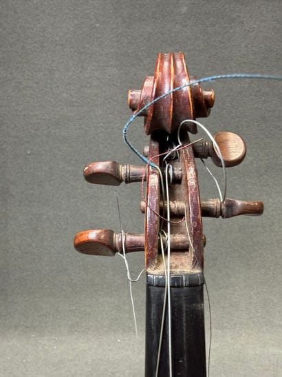 Violon 3/4 et archet. 
Début XXe siècle
Portant...