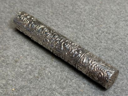 Flacon en argent Anglais. 
L. :10,5 cm. 
Poids:...