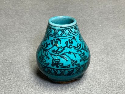 Petit vase en grès émaillé. 
Perse XIX°
H....