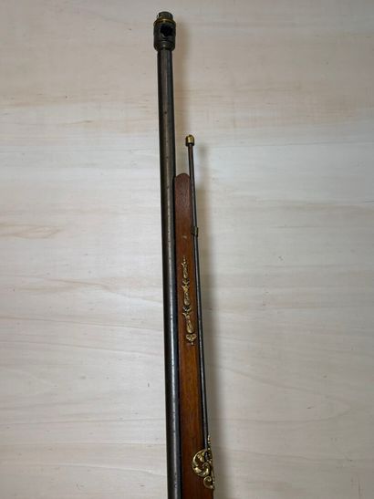 Pied de lampadaire en forme de fusil. 
H....