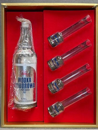 Coffret Vodka Wyborowa. 
Bouteille et 4 ...