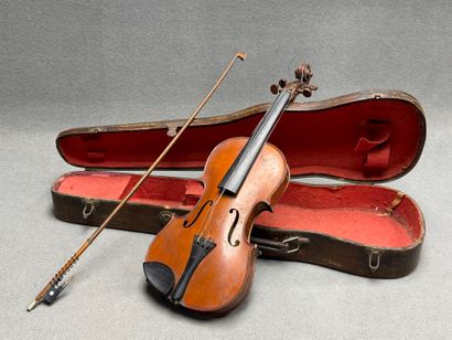 Violon 3/4 et archet. 
Début XXe siècle
Portant...