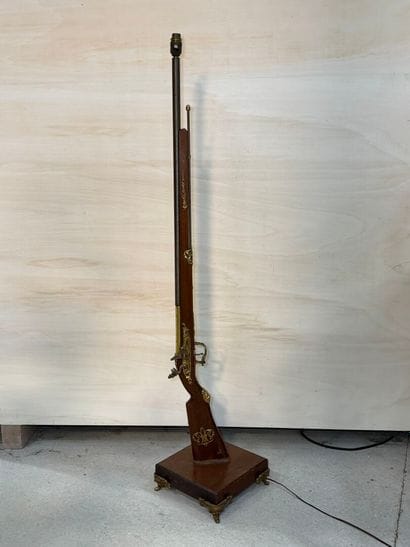 Pied de lampadaire en forme de fusil. 
H....
