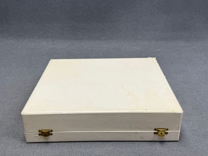 Coffret de naissance en métal argenté. 
8...