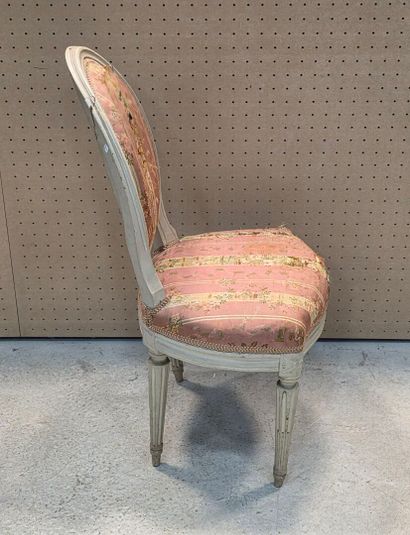 Chaise médaillon en bois sculpté et laqué
Estampillée...