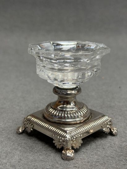Paire de salerons en cristal et métal argenté....