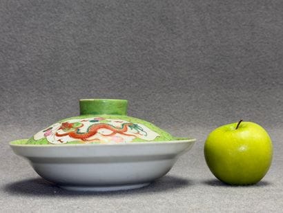 Assiette creuse avec couvercle en porcelaine...