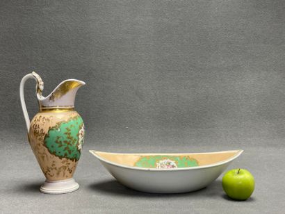 Aiguière et bassin de toilette en porcelaine...