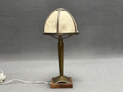 Lampe de salon en dinanderie, socle bois.
Années...
