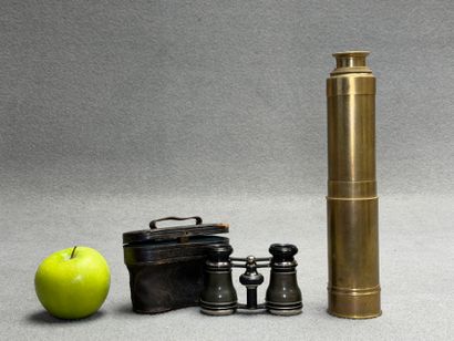 Paire de jumelles de théâtre en étui et longue...