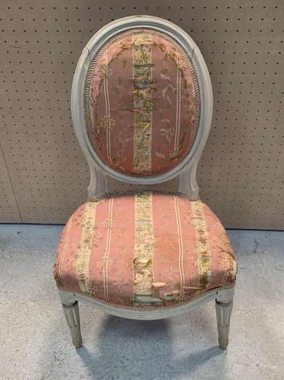 Chaise médaillon en bois sculpté et laqué
Estampillée...