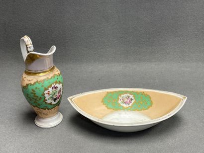 Aiguière et bassin de toilette en porcelaine...