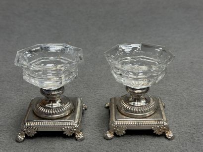 Paire de salerons en cristal et métal argenté....