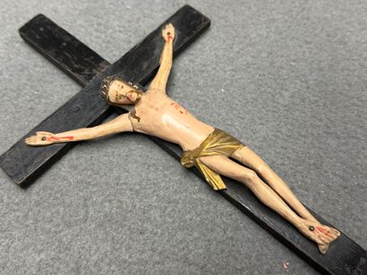 Deux crucifix en bois et bronze et crucifix...