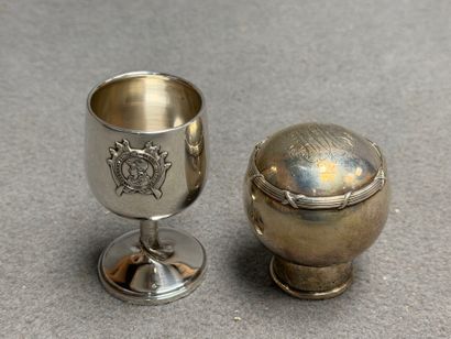 Coquetier et bouchon de flacon en argent....