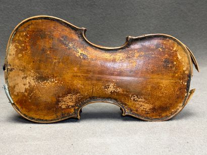 Violon XIX° accidenté en écrin accidenté...
