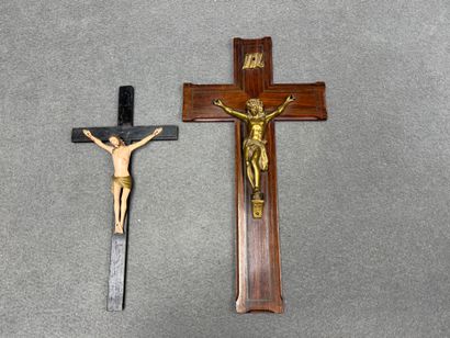 Deux crucifix en bois et bronze et crucifix...