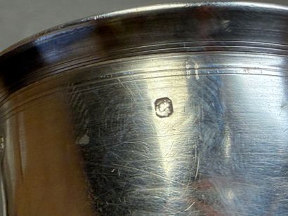 Trois timbales droites en argent. 
H. :8,5...