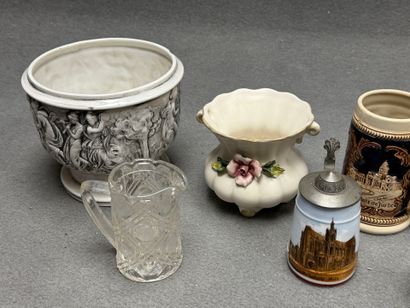 Lot comprenant: 
Cache pot, chope, vase,...