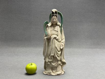 Divinité chinoise en grès émaillé.
H: 40...
