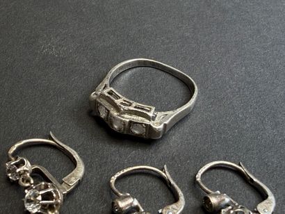 Bague et deux paires de boucles d'oreille...