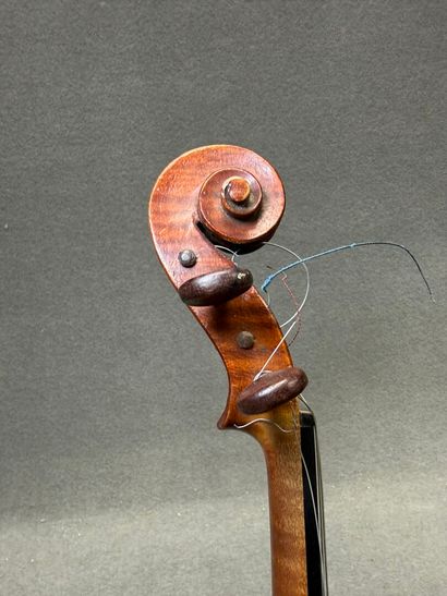 Violon 3/4 et archet. 
Début XXe siècle
Portant...