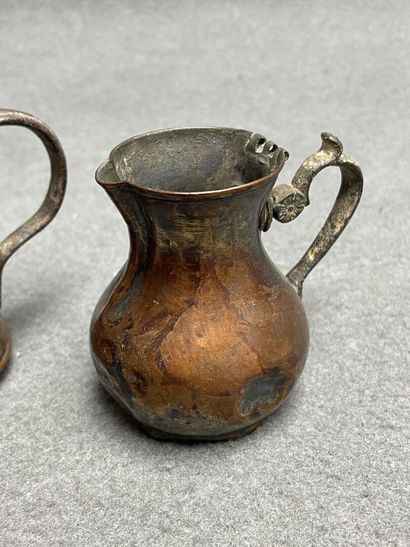 Théière et verseuse miniatures en cuivre....