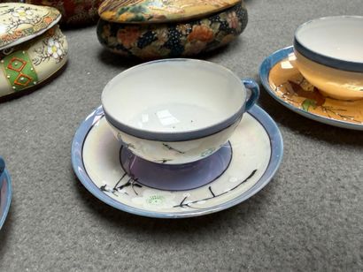 Lot en porcelaines japonaises comprenant:
Boites,...