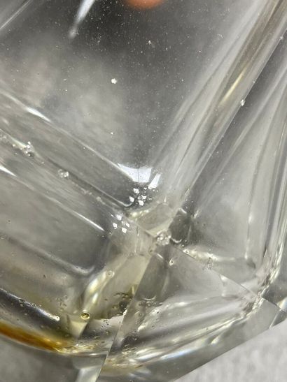 Trois flacons en verre, monture en argent....