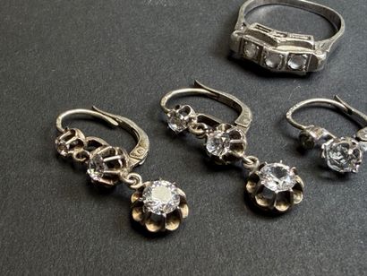Bague et deux paires de boucles d'oreille...