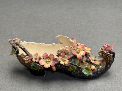 Soulier en barbotine. 
12 x 32 x 12 cm. 
Petits...
