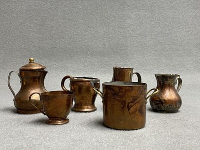Théière et verseuse miniatures en cuivre....