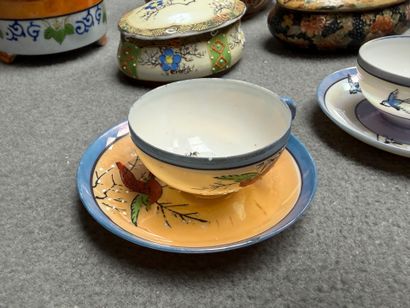 Lot en porcelaines japonaises comprenant:
Boites,...