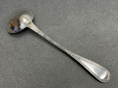 Louche en argent. 
L. :33 cm. 
Poids: 265...